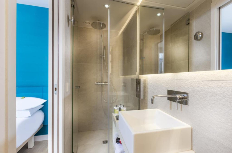 Bathroom 4, Hotel Andrea, Paris