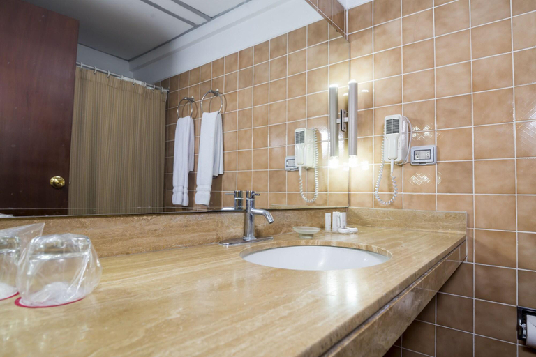 Bathroom 4, DM Hoteles Tacna, Tacna
