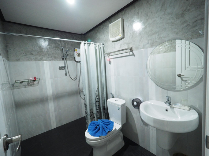 Bathroom 4, Baan Keree Thara Khiri Wong, Lan Saka