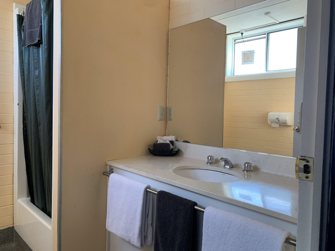 Bathroom 3, Wedderburn Goldseeker Motel, Loddon - South