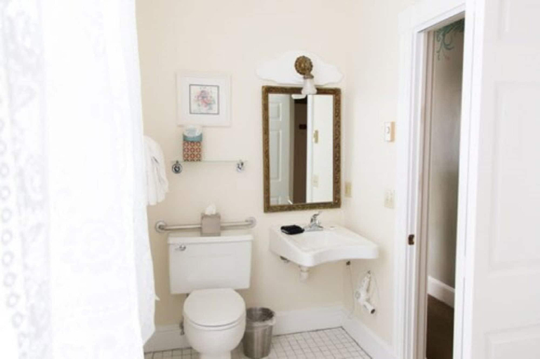 Bathroom 5, Admiral Fitzroy Inn, Newport