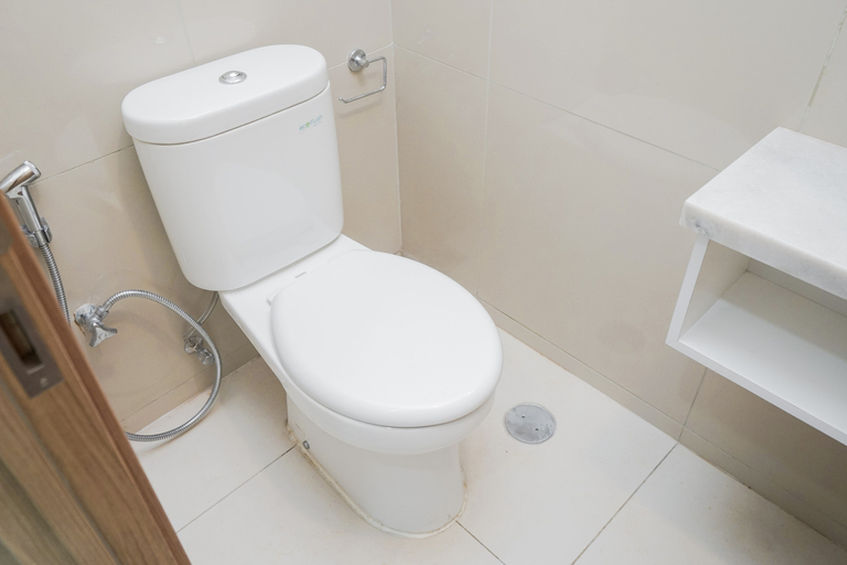 Bathroom 5, Comfort and Modern Studio at Tree Park Cikokol Apartment By Travelio, Tangerang