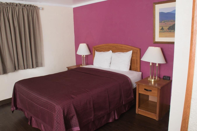 Bedroom 3, Budget Inn, Canyon