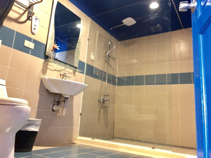 Bathroom 4, Kenting South Island Guesthouse, Pingtung