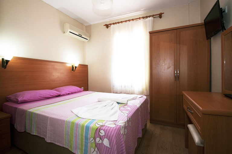 Bedroom 3, Yalcin Hotel, Çeşme