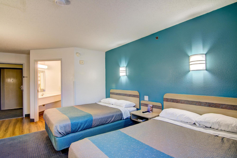 Bathroom 4, Econo Lodge Menomonie, Dunn