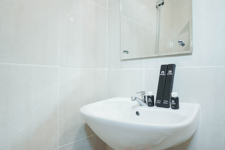 Bathroom 4, Elegant Studio at Meikarta Apartment By Travelio, Cikarang