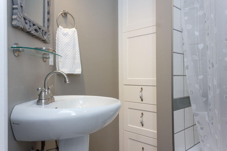 Bathroom 4, Coles Bay Vacation Retreat, Capital