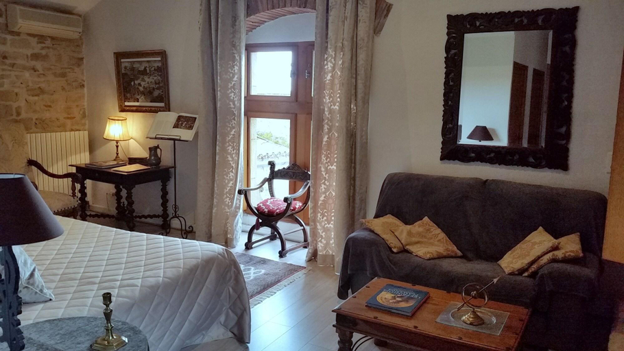 Bedroom 2, Maison Bakéa, Tarn