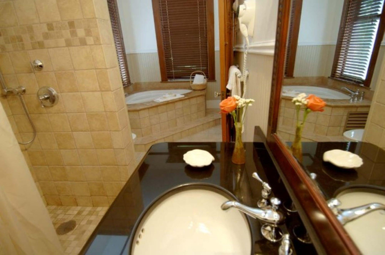 Bathroom 4, Amsterdam's Curry Mansion Inn, Monroe