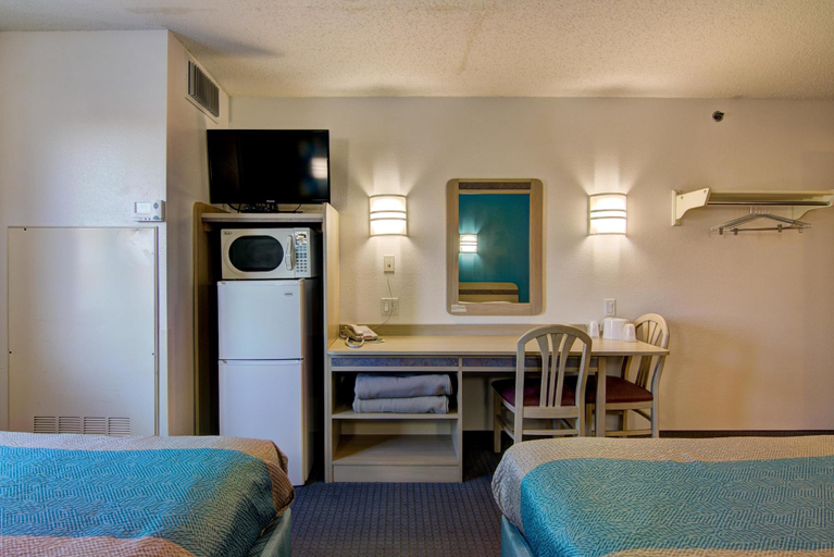 Bedroom 3, Econo Lodge Menomonie, Dunn
