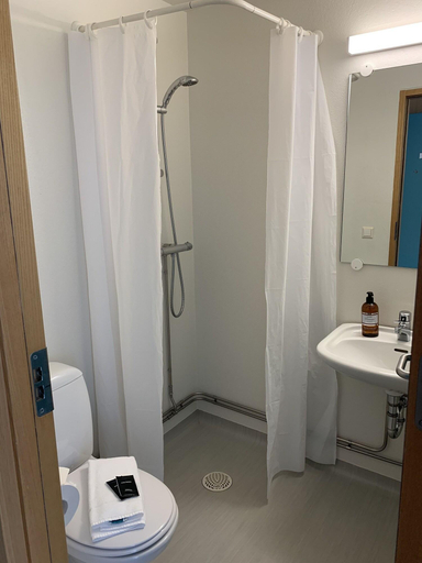 Bathroom 4, The Cliff Hotel, Fjarðabyggð