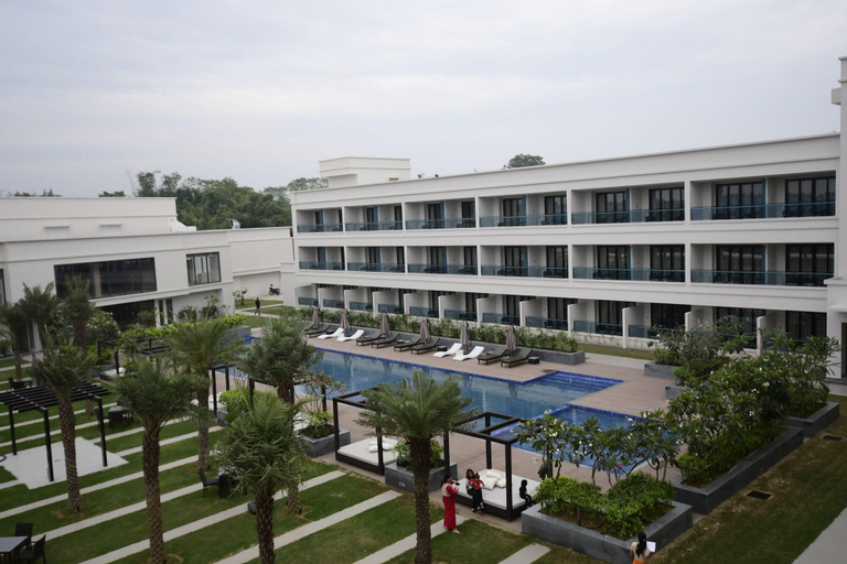 Exterior & Views