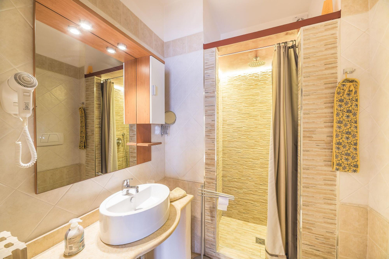 Bathroom 5, Aurora Rooms, Lecce
