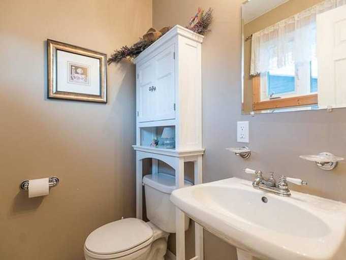 Bathroom 3, Wild North Bed & Rest, Yukon