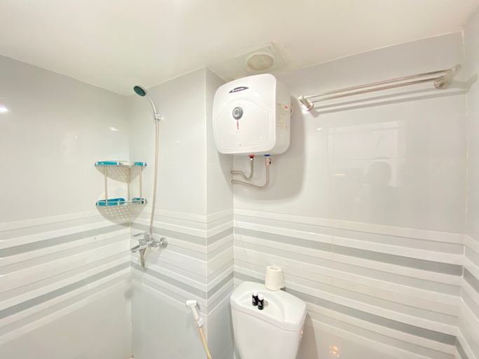 Bathroom 5, Wonderful & Stylish Studio at Jarrdin Cihampelas Apartment By Travelio, Bandung