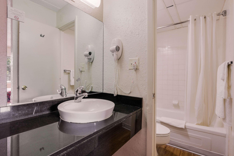 Bathroom 5, Econo Lodge Inn and Suites, Vigo