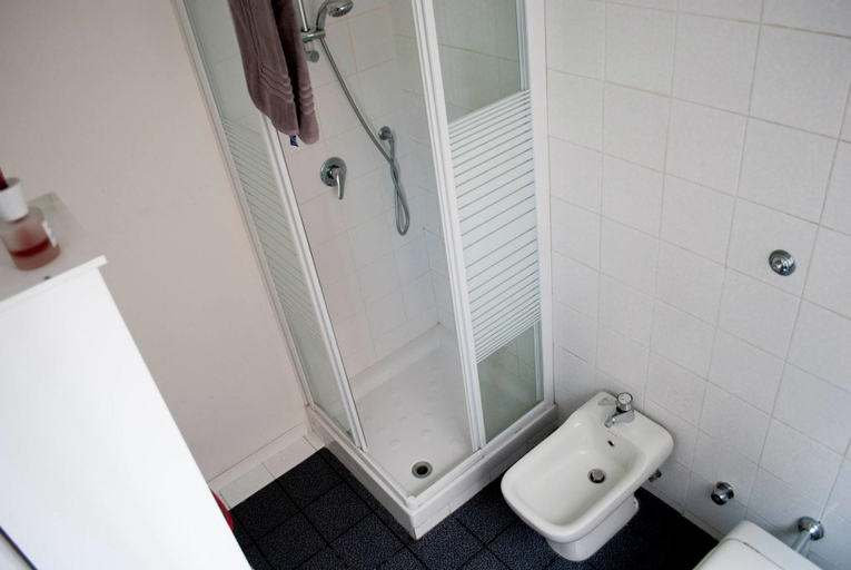 Bathroom 5, A Quattro Passi Da, Rome