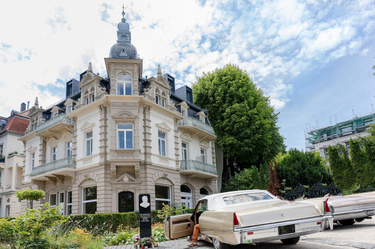 Exterior & Views