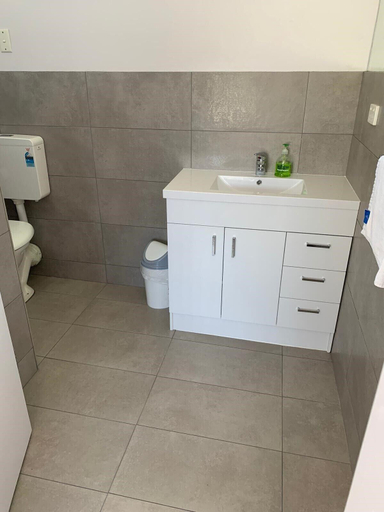 Bathroom 5, Mount Beauty Motor Inn, Alpine - East