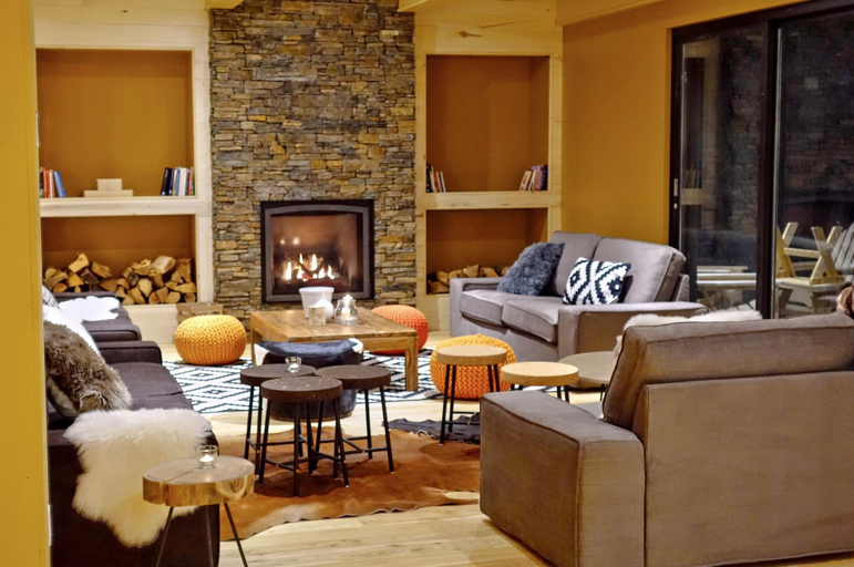 Public Area 3, Hotel Horizon, Brome-Missisquoi