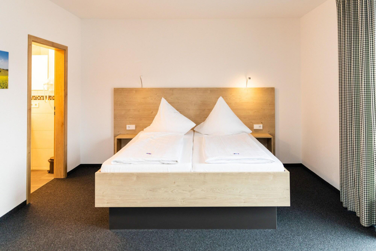 Bedroom 4, Gasthof Linde - Hotel Blum, Neu-Ulm