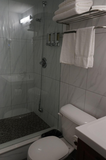 Bathroom 4, Amber Hotel, Lambton
