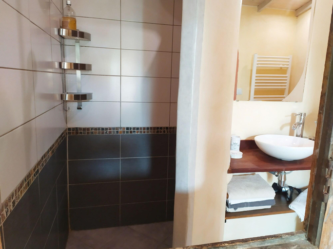 Bathroom 4, Face Au Lavoir, Vaucluse