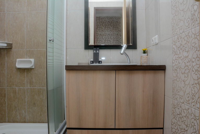 Bathroom 5, Comfort and Minimalist Studio Puri Kemayoran Apartment By Travelio, Jakarta Pusat
