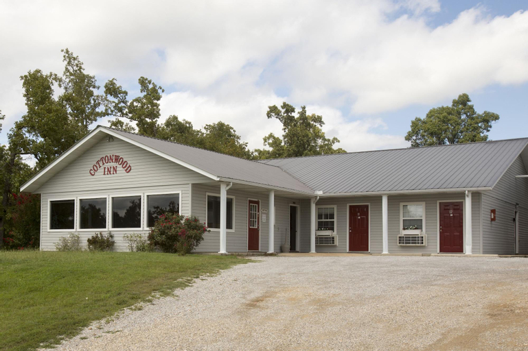 Cottonwood Inn, Fulton