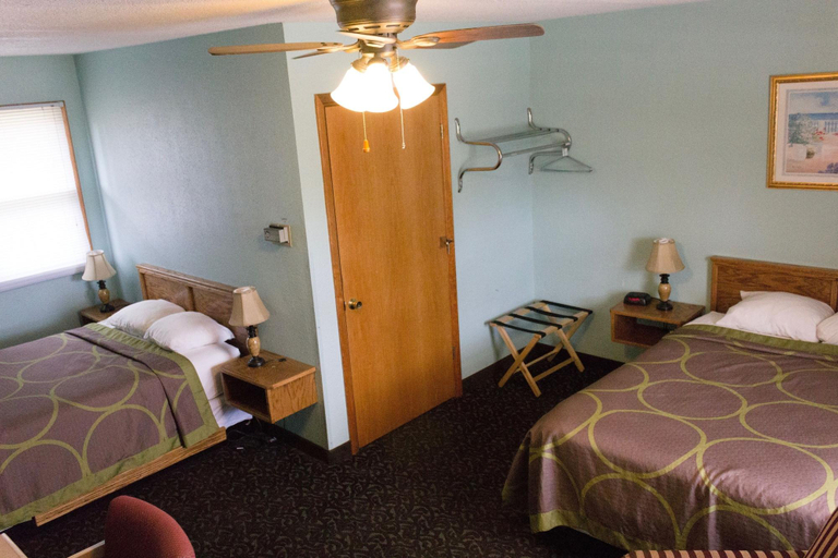 Bedroom 3, Hawkeye Motel, Washington