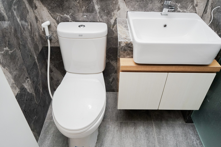 Bathroom 5, Minimalist and Cozy Studio Apartment at Tuscany Residences By Travelio, South Tangerang