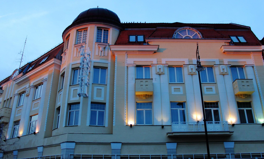Exterior & Views