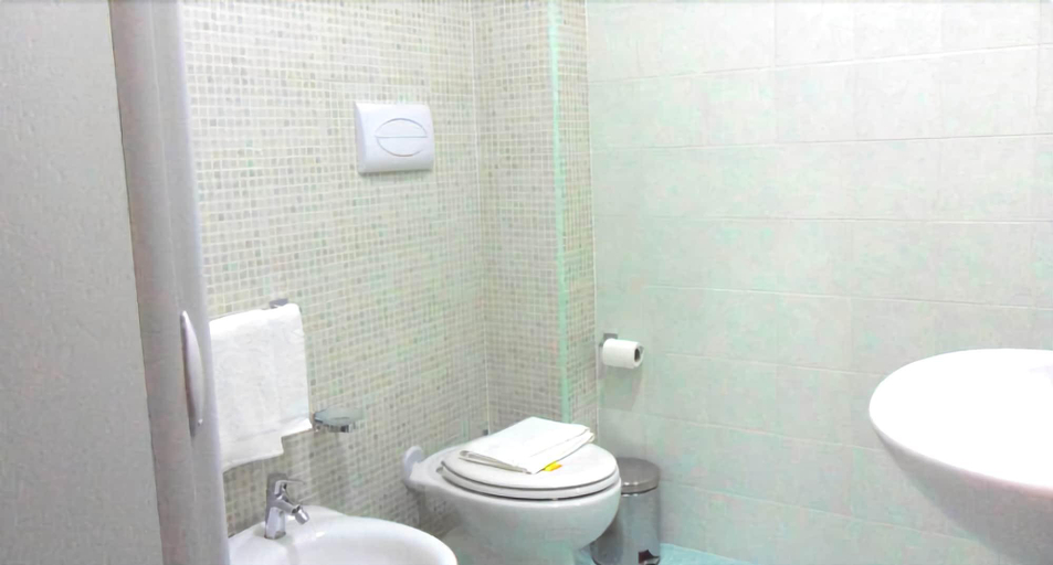 Bathroom 4, Suliccenti, Syracuse