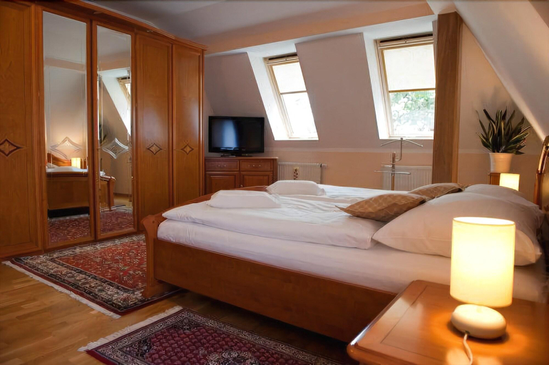 Bedroom 3, Hotel Karpatsky Dvor, Malacky