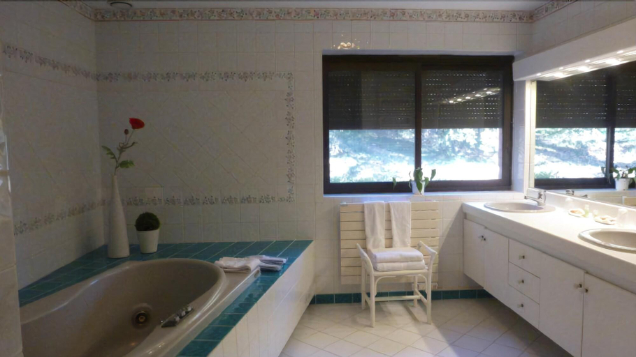 Bathroom 3, Domaine Du Lac, Var