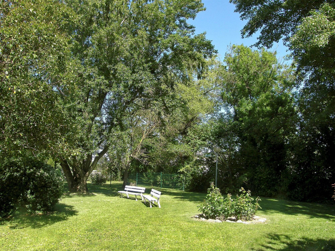 Exterior & Views 2, ibis Cavaillon Luberon, Vaucluse