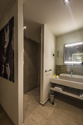 Bathroom 5, Wellings Parkhotel, Wesel