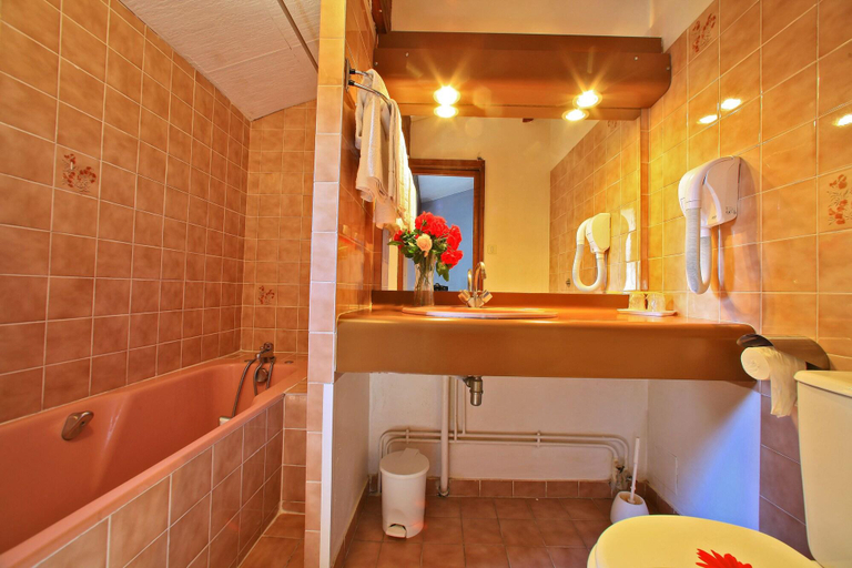 Bathroom 3, Le Clos Grand, Lot