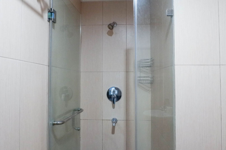 Bathroom 5, Exquisite & Spacious 1BR Apartment at Tamansari Papilio By Travelio, Surabaya