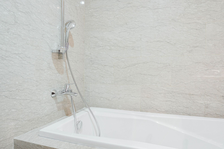Bathroom 5, Strategic 2BR Private Lift at Menteng Park Apartment By Travelio, Jakarta Pusat