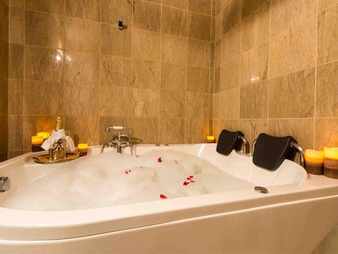 Bathroom 4, Maenan Abbey Hotel, Conwy