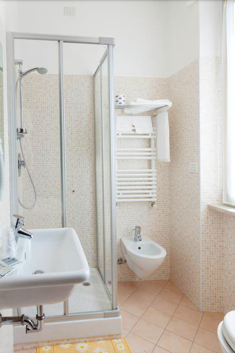 Bathroom 5, Hotel Belvedere, Fermo