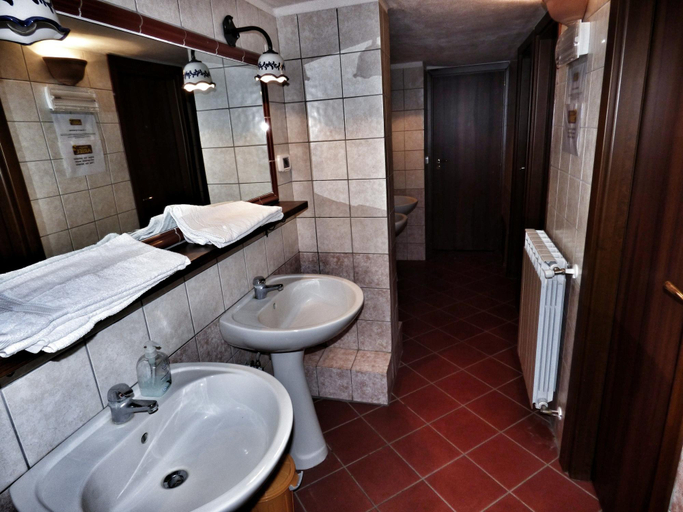 Bathroom 4, Rifugio Ariel, Catania