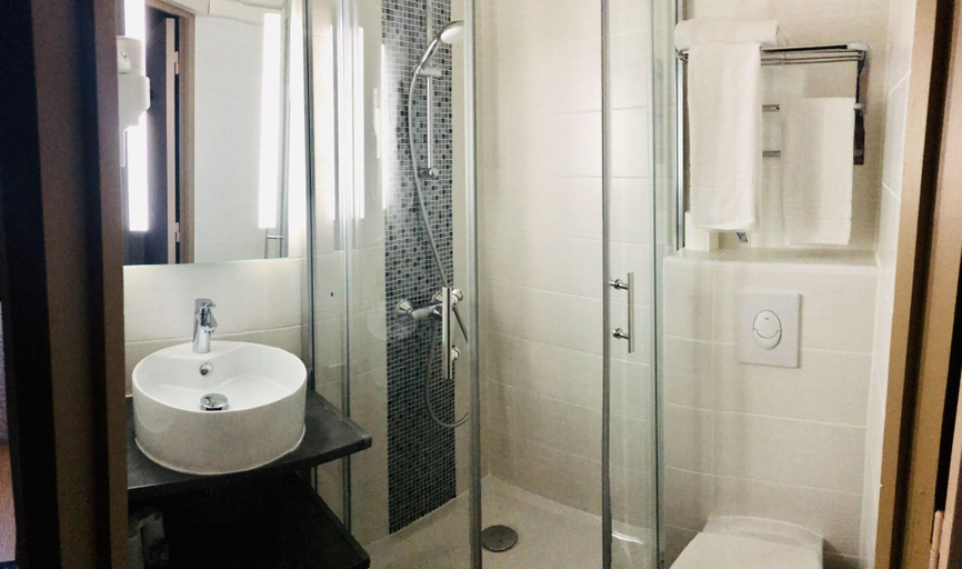 Bathroom, Hôtel Les Beaux Soleils, Val-d'Oise