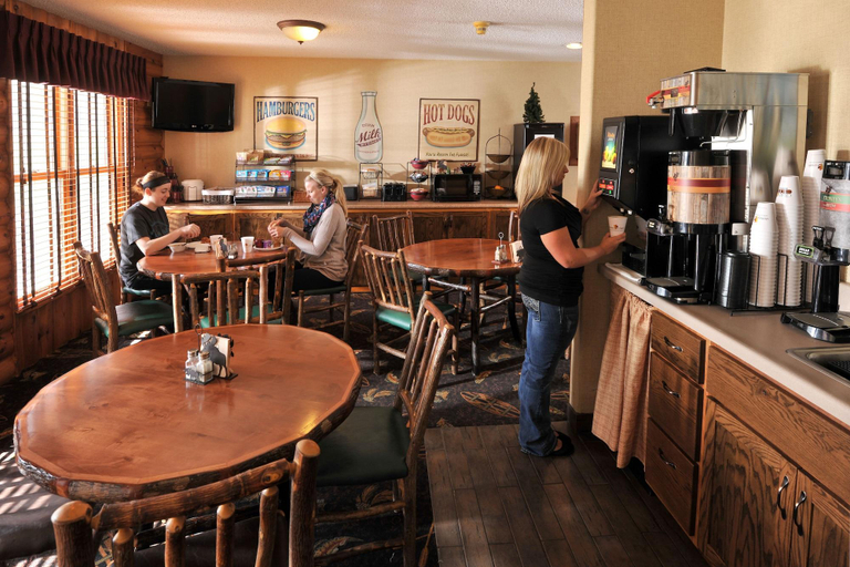 Food & Drinks, Boarders Inn & Suites by Cobblestone Hotels – Wa, Allamakee