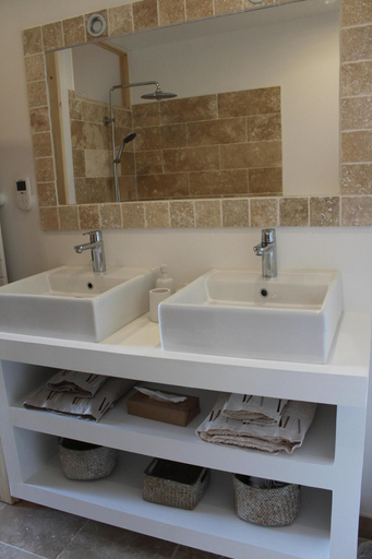 Bathroom 5, La Maison du Las, Gironde