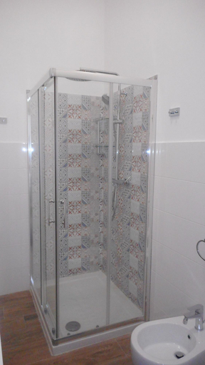 Bathroom 5, Trinacria Bedda, Syracuse