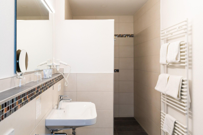 Bathroom 3, Gasthof Linde - Hotel Blum, Neu-Ulm