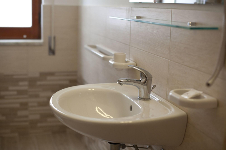 Bathroom 5, Arcadia, Vibo Valentia